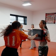 Deux femmes suivent un cour d'autod&eacute;fense.