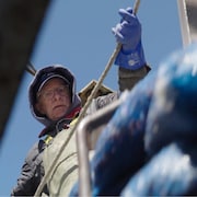 Un p&ecirc;cheur de crevettes en Gasp&eacute;sie.