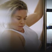 Une personne qui fait du « pole dance »