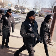 Des membres du groupe armé qui patrouille dans les rues de Philadelphie