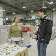 La fondatrice de Liquidation Marie, Marieve Breton, et le journaliste Tristan Champagne-Lessard discutent.