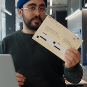 Le journaliste Gali Bonin dans les bureaux de Radio-Canada.
