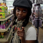 Ornella dans un magasin d'extensions capillaires.