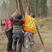 Des gardiens du territoire atikamekw empêchent les travailleurs de l'industrie forestière d'abattre des arbres.