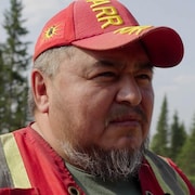 Un patrouilleur qui tente de chasser l'industrie forestière de leurs terres ancestrales