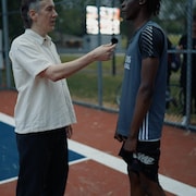 Olivier Arbour-Masse sur un terrain de basketball.