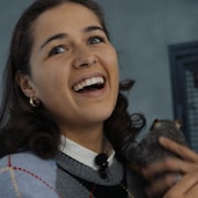 Julia Pag&eacute; avec un &eacute;cureuil dans les mains