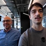 Tristan Champagne-Lessard de l'&eacute;quipe de Rad et le journaliste sp&eacute;cialis&eacute; en sant&eacute; Davide Gentile