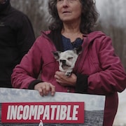 Une manifestante d&eacute;nonce un projet de mine
