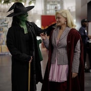 Deux personnes d&eacute;guis&eacute;es au cin&eacute;ma