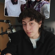 Lyna Mansouri, journaliste &agrave; Rad, devant un micro dans un studio radio.