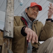 Un homme de Lac-Rapide qui fume une cigarette.