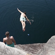 Une personne saute d'une falaise.