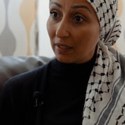 Safa Chebbi, une des participantes &agrave; la flottille pour Gaza, est assise sur un fauteuil dans son salon.