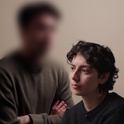 Lyna Mansouri, journaliste, avec un homme dont l'identit&eacute; est cach&eacute;e.
