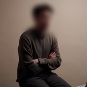 Lyna Mansouri, journaliste, avec un homme dont l'identit&eacute; est cach&eacute;e.