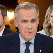 Montage photo de Steven Guilbeault, Mark Carney et Danielle Smith avec comme arri&egrave;re plan une raffinerie de p&eacute;trole.