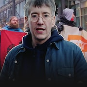 Le journaliste Olivier Arbour-Masse est devant des manifestants antifascistes.