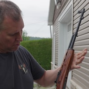 Mathieu Caron, maire de Gracefield, pr&eacute;sente le SKS, l'une de ses armes.