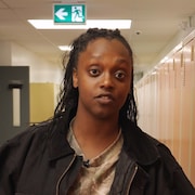 La commentatrice-intervieweuse Ornella Ntaganda parle &agrave; la cam&eacute;ra.