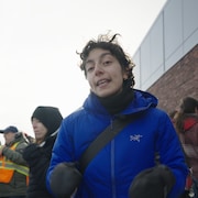 Lyna Mansouri de l'équipe de Rad au coeur d'une manifestation devant le siège social de GardaWorld, à Montréal.