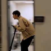 Un journaliste de Radio-Canada file &agrave; toute vitesse sur une trottinette &eacute;lectrique.