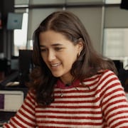 La journaliste Julia Pag&eacute; sourit devant son &eacute;cran d'ordinateur pendant une visioconf&eacute;rence avec la correspondante Tamara Alteresco.