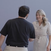 Le journaliste Gali Bonin sert la main de la ministre Mélanie Joly à Radio-Canada.