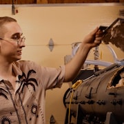 Alexandre Tanguay dans son garage o&ugrave; il nettoie le plastique pour ensuite le recycler.