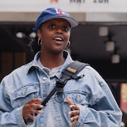 Ornella Ntaganda de l'&eacute;quipe de Rad devant le Club Soda &agrave; Montr&eacute;al.
