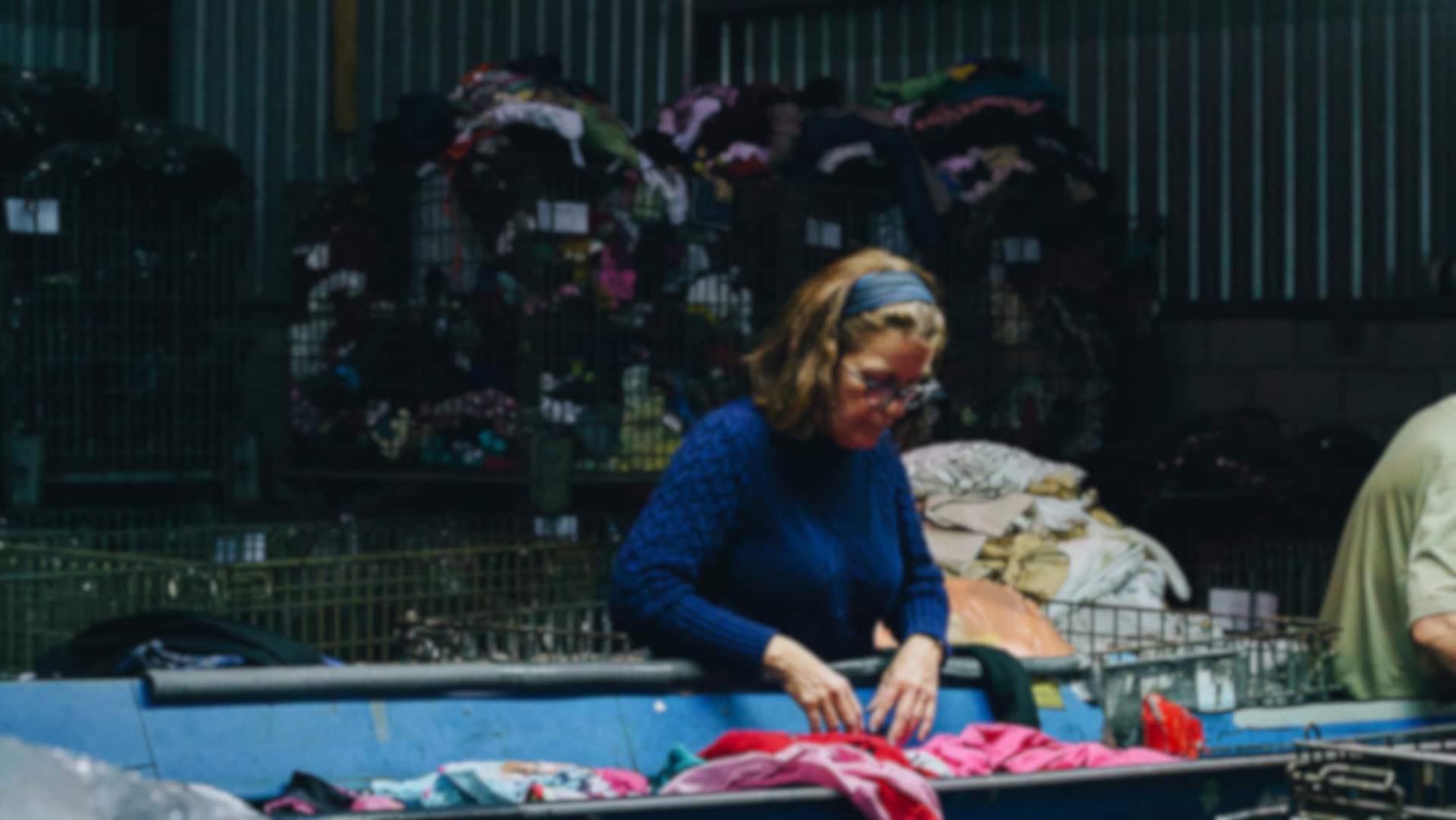 Une photo d'une personne qui trie le linge à recycler chez Certex.