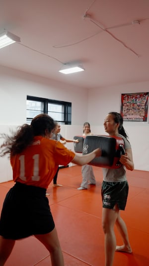 Deux femmes suivent un cour d'autodéfense.
