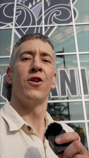 Olivier devant l'aréna.