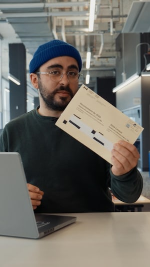 Le journaliste Gali Bonin dans les bureaux de Radio-Canada.