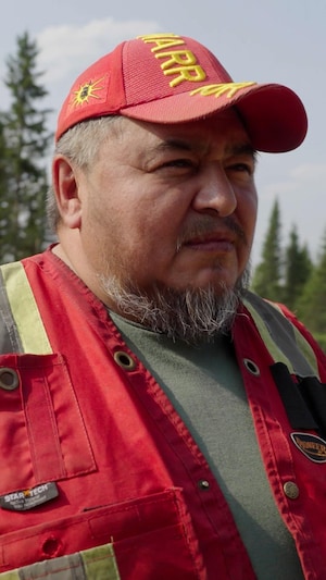 Un patrouilleur qui tente de chasser l'industrie forestière de leurs terres ancestrales