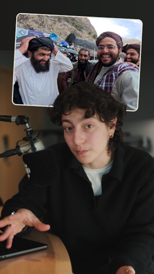 Lyna Mansouri, journaliste à Rad, devant un micro dans un studio radio.