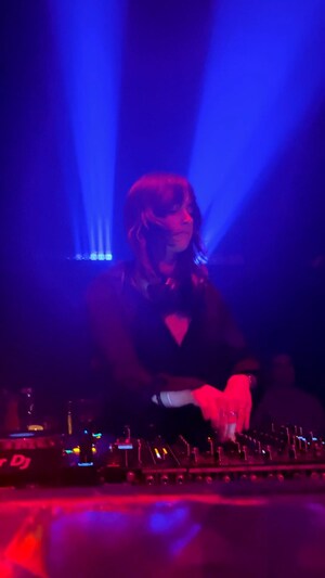 La DJ Sinca en performance.