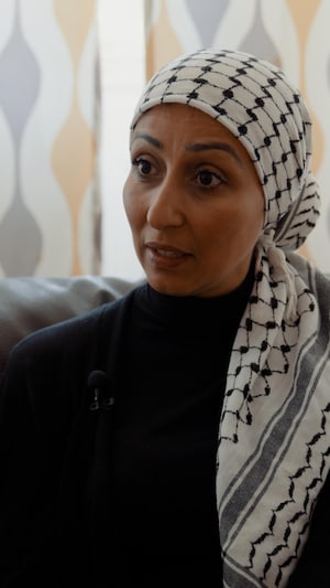 Safa Chebbi, une des participantes à la flottille pour Gaza, est assise sur un fauteuil dans son salon.