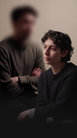 Lyna Mansouri, journaliste, avec un homme dont l'identité est cachée.