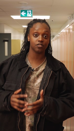 La commentatrice-intervieweuse Ornella Ntaganda parle à la caméra.