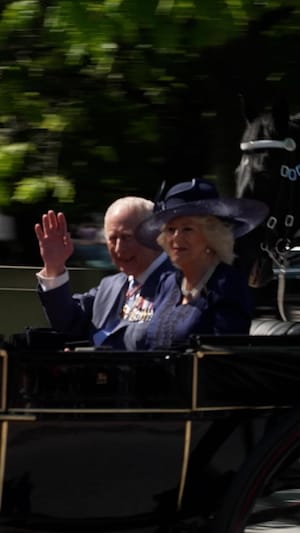 Le roi Charles III salue la foule réunie à Ottawa en compagnie de la reine Camilla.
