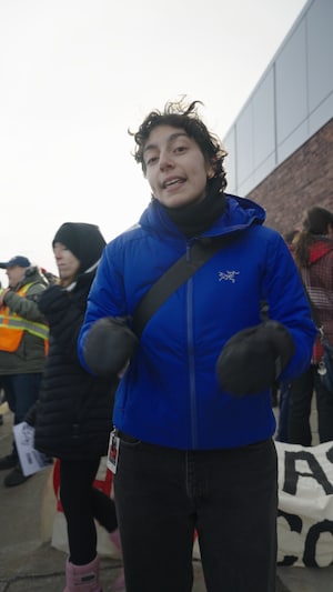 Lyna Mansouri de l'équipe de Rad au coeur d'une manifestation devant le siège social de GardaWorld, à Montréal.