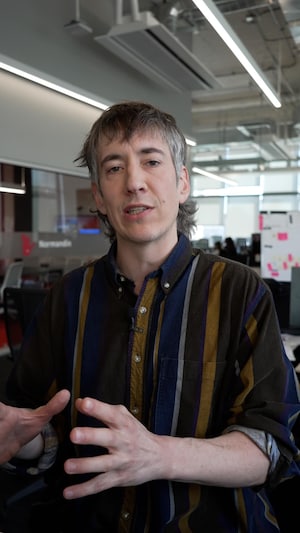 Le journaliste Olivier Arbour-Masse dans les bureaux de Radio-Canada. 