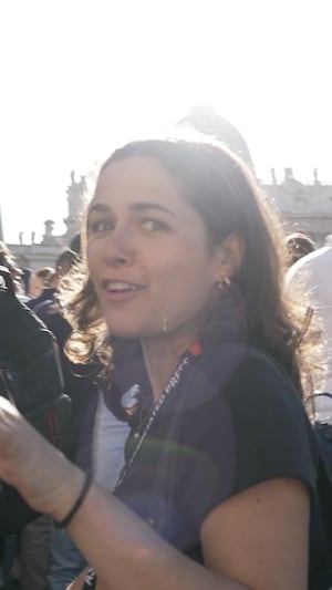 La journaliste Julia Pagé avance dans la foule sur la place Saint-Pierre, au Vatican.