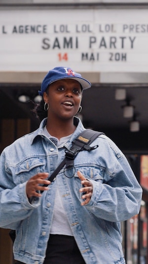 Ornella Ntaganda de l'équipe de Rad devant le Club Soda à Montréal.