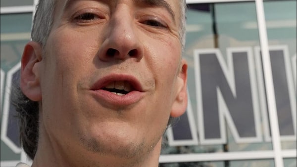 Olivier devant l'aréna.