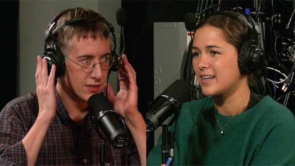 Les journalistes Olivier et Julia discutent au balado « Qu'est-ce qui se passe? ».