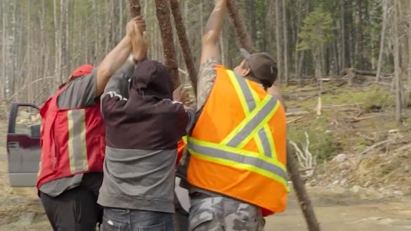 Des gardiens du territoire atikamekw empêchent les travailleurs de l'industrie forestière d'abattre des arbres.