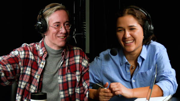 Julia et Olivier jasent des nouvelles qui les ont marqués pendant la semaine dans un « studio » de type fond de corridor de Radio-Canada. 