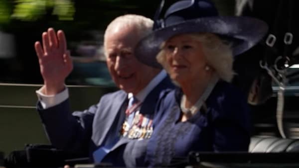 Le roi Charles III salue la foule réunie à Ottawa en compagnie de la reine Camilla.